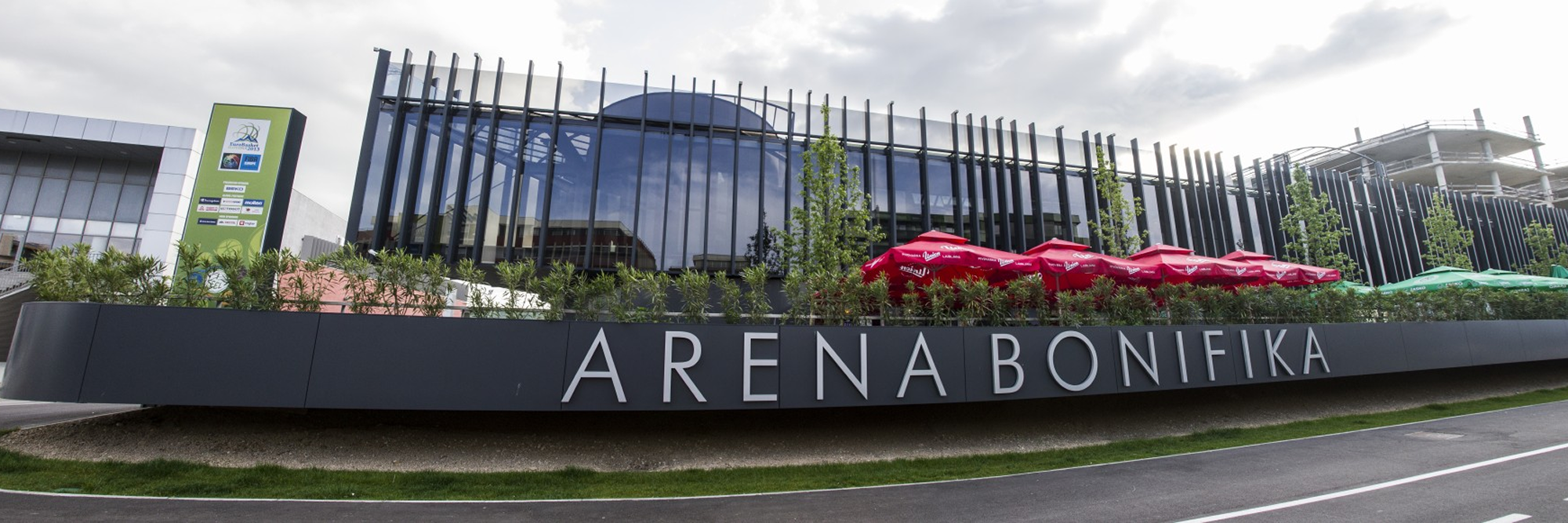 Športna dvorana Bonifika – osrednji prireditveni prostor v Kopru Pogled na Športno dvorano Bonifika v Kopru