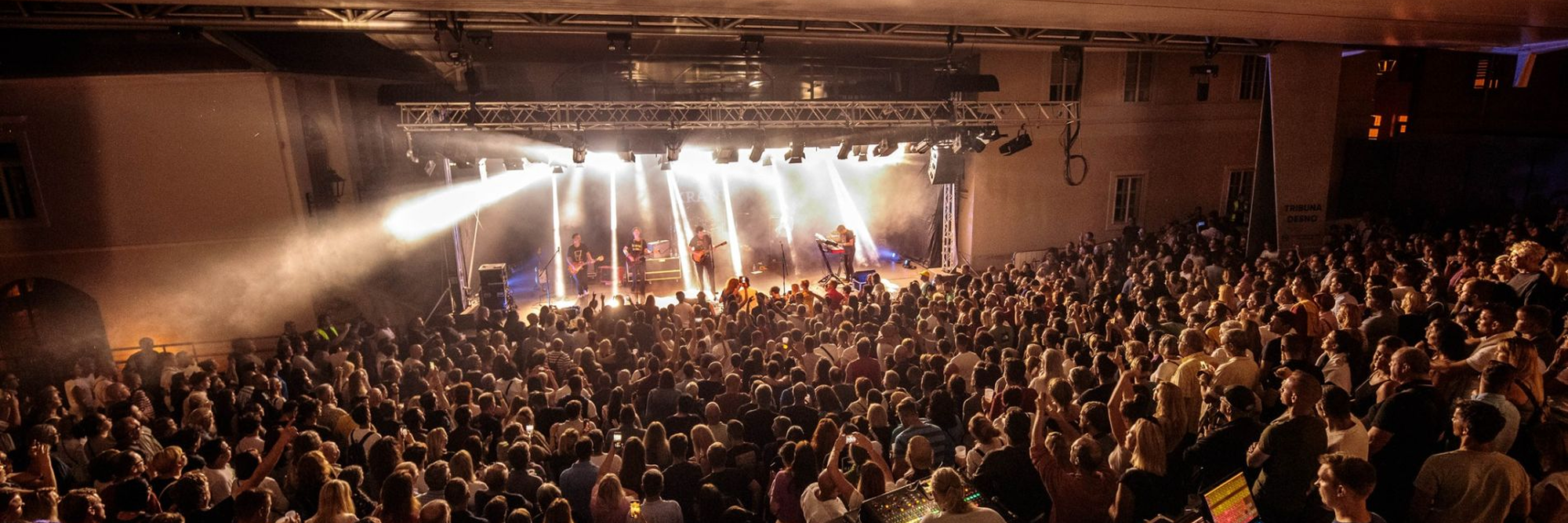 Letno gledališče Khislstein – prireditveni prostor na prostem v Kranju Pogled na Letno gledališče Khislstein z odrom in sedišči